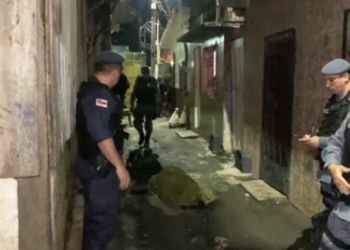 Corpo da idosa foi encontrado no meio do beco, onde ela morava. Foto: Divulgação