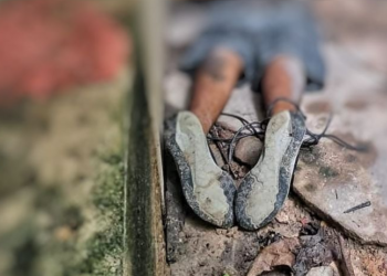 Moradores ouviram tiros de madrugada e ao amanhecer o corpo foi encontrado. Foto: Jander Robson - Reprodução