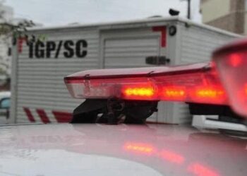 Antes de ser levada à delegacia para prestar depoimento, mulher teve que ir a pronto socorro para receber atendimento médico. Foto: Salmo Duarte, BD - Reprodução