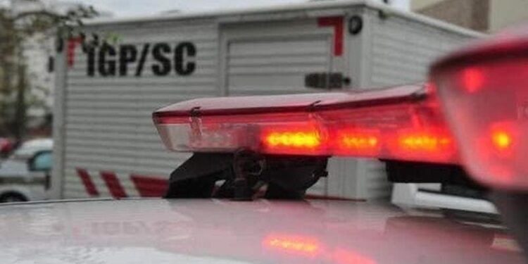 Antes de ser levada à delegacia para prestar depoimento, mulher teve que ir a pronto socorro para receber atendimento médico. Foto: Salmo Duarte, BD - Reprodução