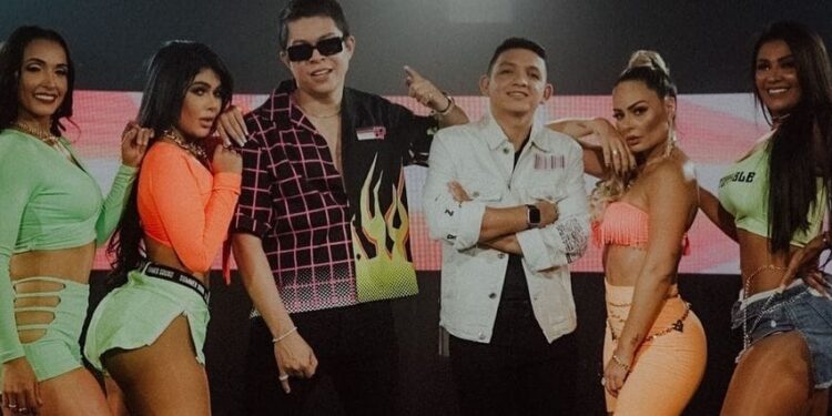 A foto publicada traz Ivis, Marcynho e quatro dançarinas. Foto: Reprodução/Instagram