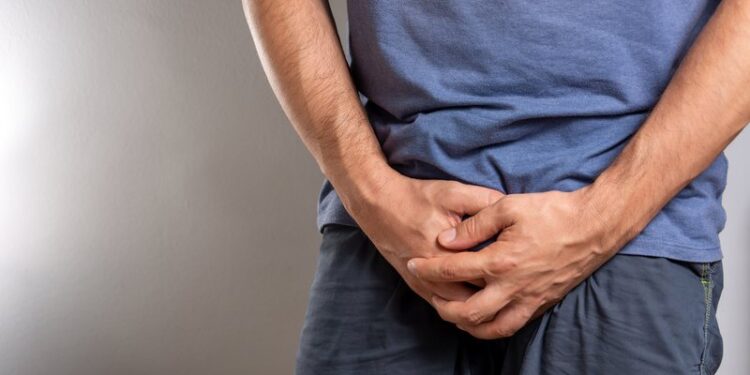 Policiais acharam estranho certo volume e quando a pele foi levantada, a droga caiu. Foto: Reprodução/Internet