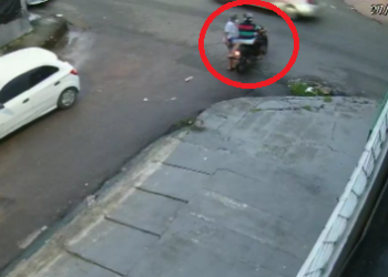 Na imagem é possível homem com blusa branca sair da moto e ir para o local. Foto: Reprodução