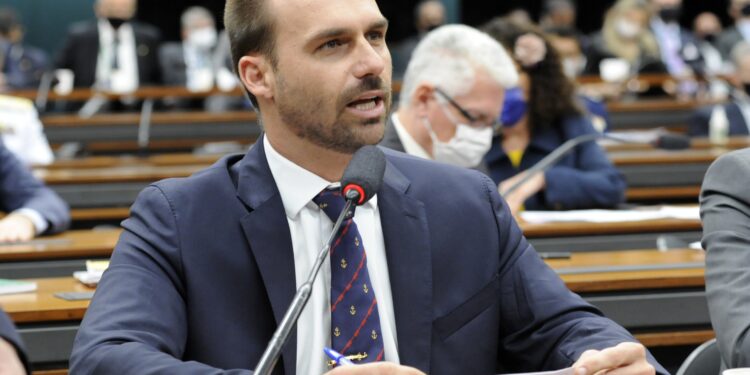 Eduardo incluiu no texto permissão para que o proprietário de uma arma de fogo que não conseguir renovar o registro seja considerado 'fiel depositário'. Foto: Reprodução/Internet