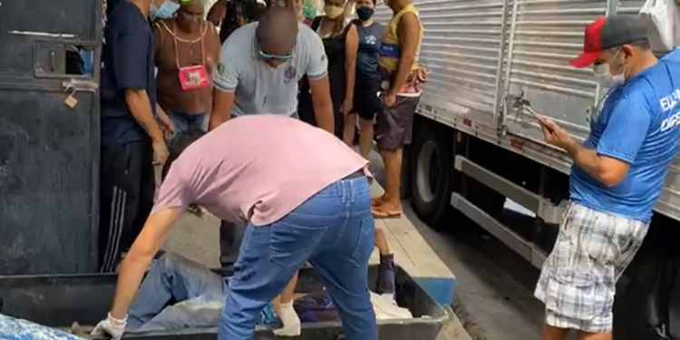 O homem não foi identificado e corpo foi removido pelo IML. Foto: Reprodução