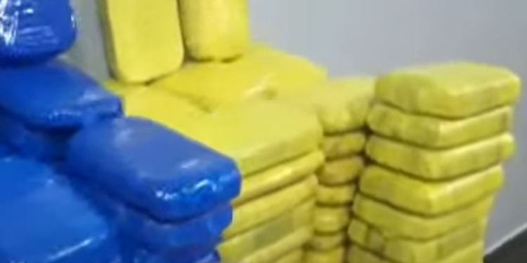 Cada tablete possuía 1 kg e droga foi encaminhada para a delegacia. Foto: Divulgação/PMAM