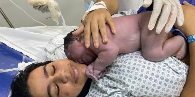 O parto não foi cesáreo e mulher achava que o filho nasceria com aproximdamente 3 kg. Foto: Reprodução/G1