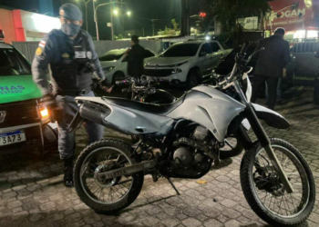 Com a dupla a polícia apreendeu ainda duas motos, sendo uma de placa adulterada. Foto: Divulgação