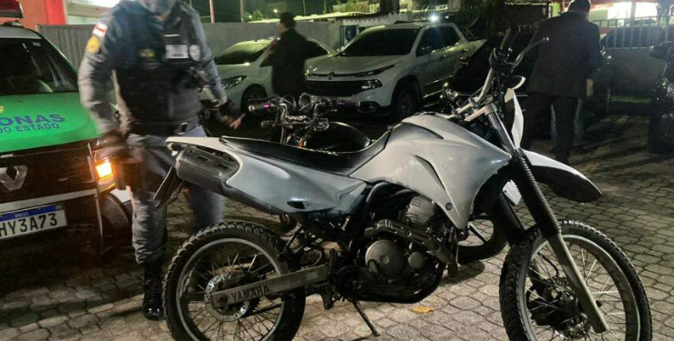 Com a dupla a polícia apreendeu ainda duas motos, sendo uma de placa adulterada. Foto: Divulgação