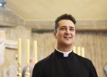 Francesco Spagnesi tem 40 anos e tem HIV, mas toma remédios anti-retrovirais. Foto: Reprodução/Internet