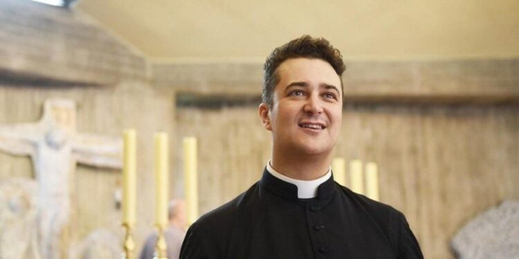 Francesco Spagnesi tem 40 anos e tem HIV, mas toma remédios anti-retrovirais. Foto: Reprodução/Internet