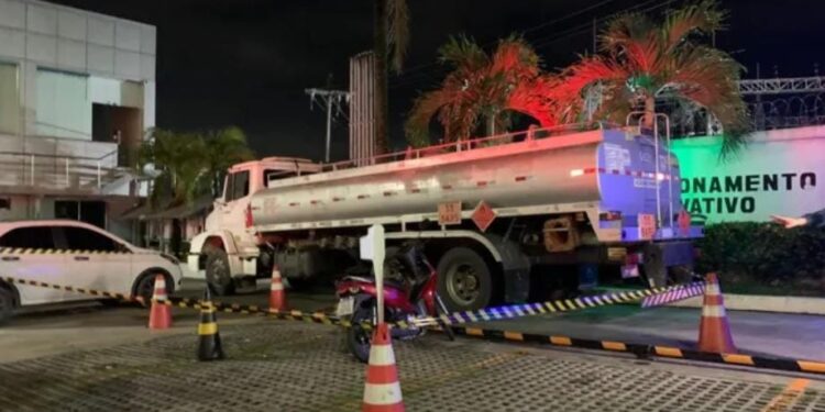 O crime aconteceu na noite desta segunda-feira (6), em posto de gasolina do bairro Coroado, Zona Leste. Foto: Divulgação