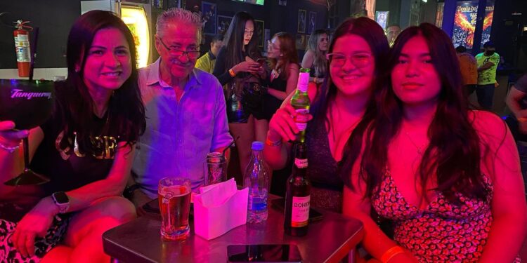Homem curtia a noite com mais três mulheres e bebia uma Soda. Foto: Reprodução/Facebook