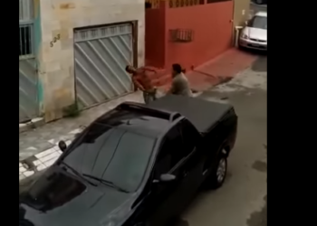 Homem levou um 'tubão' e foi parar no portão de uma casa. Foto: Reprodução/Internet