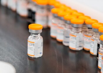 As doses pediátricas têm embalagem de cor diferente. Foto: Divulgação/Pfizer