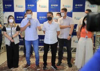 Governador e prefeito inauguraram segundo centro de testagem na cidade. Foto: Diego Peres/Secom