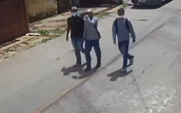 Os assaltantes viram que o homem ia entrar em casa e entraram. Foto: Reprodução