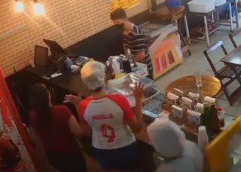 Os bandidos chegaram logo que a pizzaria abriu e se passaram por clientes. Foto: Reprodução
