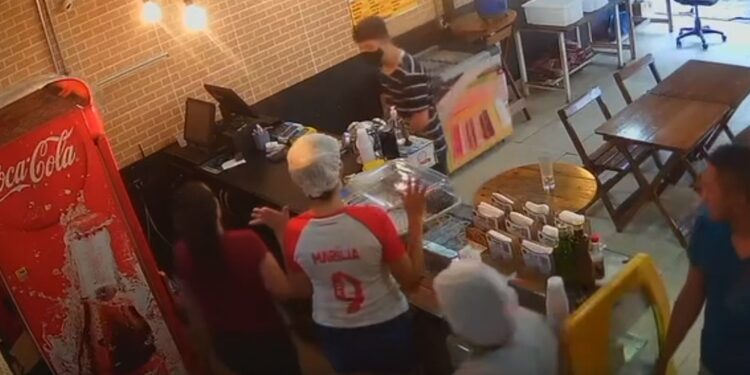 Os bandidos chegaram logo que a pizzaria abriu e se passaram por clientes. Foto: Reprodução