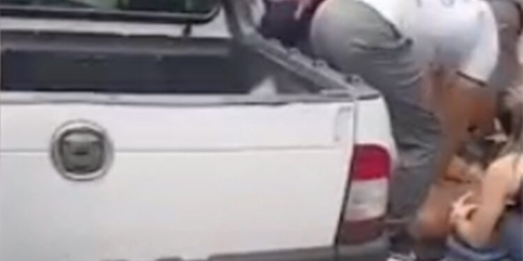 Homem estava com um passageiro do lado.