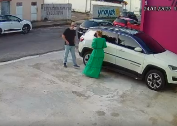 Homem fez menção de que estava armado e mulher entregou a chave do carro. Foto: Reprodução