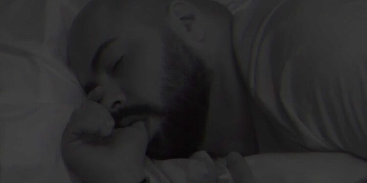 O ator nem se escondeu debaixo do edredom. Foto: Reprodução/Gshow