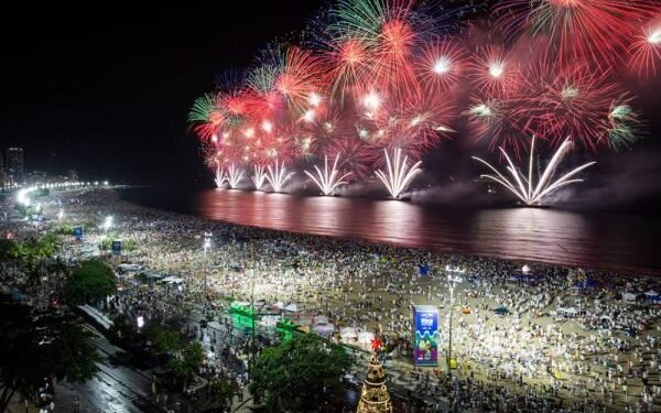 Casos de violência aconteceram inclusive na hora da queima de fogos. Foto: Reprodução/Internet