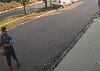 Um dos bandidos foi visto saindo e caminhando pela avenida. Foto: Reprodução