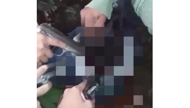 A vítima é vista ainda com vida e depois já aparece morta em outro vídeo. Foto: Reprodução