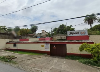 Homem estava dentro do box com a criança. Foto: Divulgação