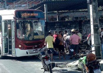 A mulher caiu com a moto na hora que ônibus ia entrar na rua. Foto: Divulgação
