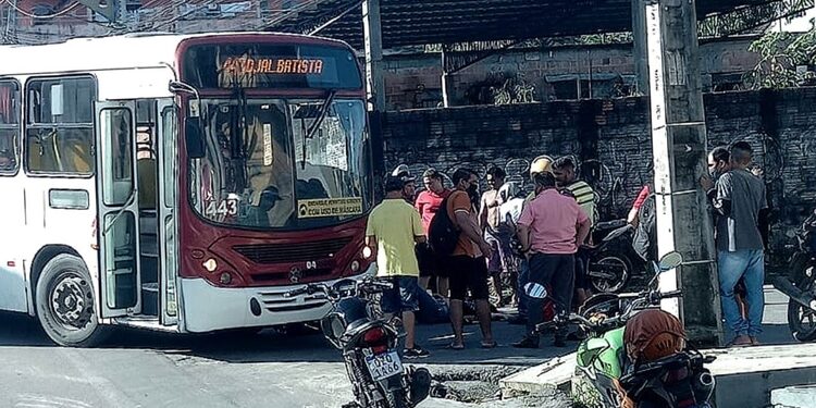 A mulher caiu com a moto na hora que ônibus ia entrar na rua. Foto: Divulgação