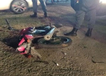 A moto com o rapaz e o garupa caiu num buraco e os dois foram lançados ao muro com ela. Foto: Divulgação