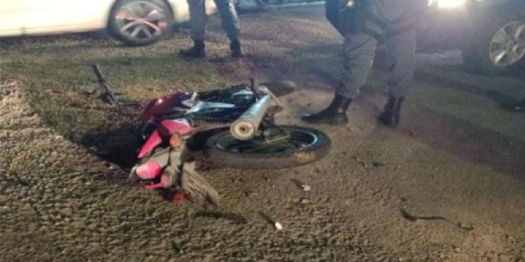 A moto com o rapaz e o garupa caiu num buraco e os dois foram lançados ao muro com ela. Foto: Divulgação