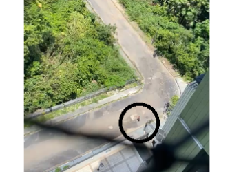 A mulher saiu correndo e pediu ajuda na guarita de um prédio. Foto: Reprodução