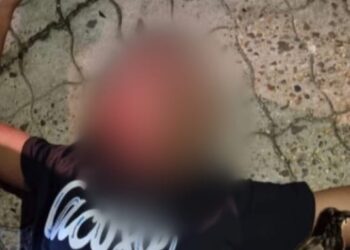 Homem ficou jogado no local após tanta paulada. Foto: Reprodução