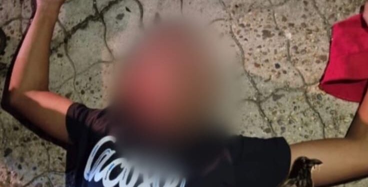 Homem ficou jogado no local após tanta paulada. Foto: Reprodução