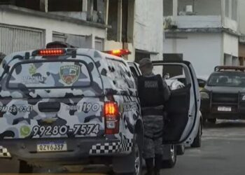 Policiais estão desde às 22h deste domingo (16) tentando negociar com Isac. Foto: Reprodução
