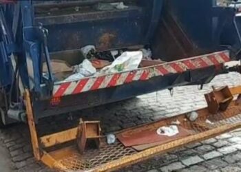 Gari ia jogar saco de lixo no coletor, quando um pé caiu de dentro do saco. Foto: Reprodução