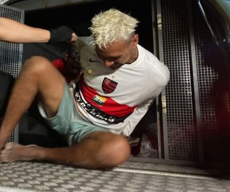 Um dos criminosos foi preso ainda rindo. Foto: Reprodução