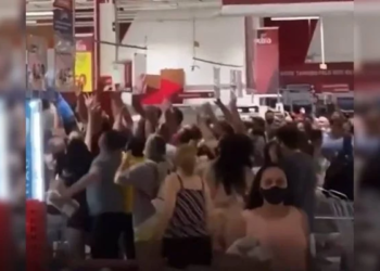 Os clientes foram à loucura com os preços imperdíveis. Foto: Reprodução