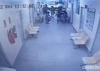 Uma mulher tenta correr logo após entregar seu celular para o bandido. Foto: Reproduçõa