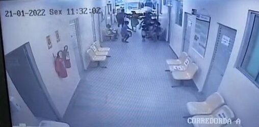 Uma mulher tenta correr logo após entregar seu celular para o bandido. Foto: Reproduçõa