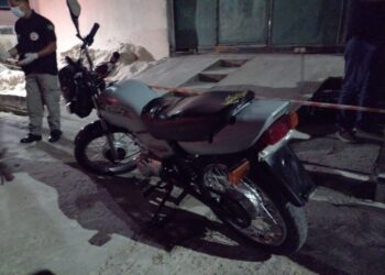 O suspeito ficou jogado na frente de uma casa, numa areia para construção. Foto: Reprodução