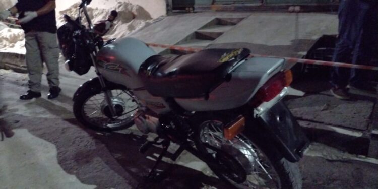 O suspeito ficou jogado na frente de uma casa, numa areia para construção. Foto: Reprodução