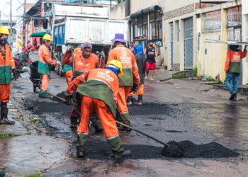 As equipes do distrito de obras da zona Centro-Oeste, executam o serviço na rua 'E'. Foto: Gildo Smith/Seminf
