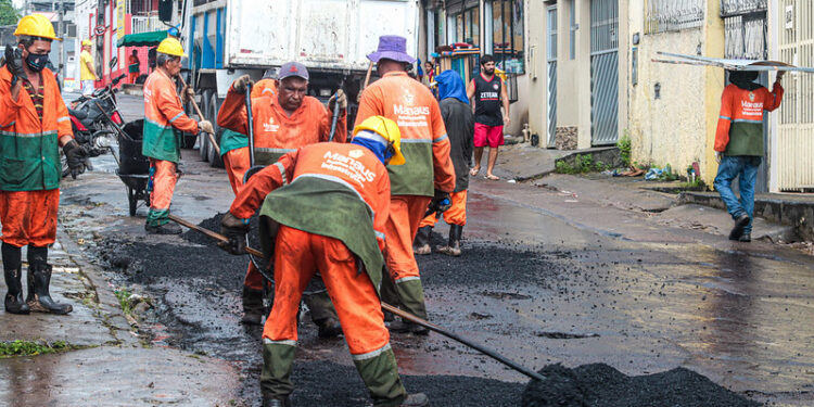 As equipes do distrito de obras da zona Centro-Oeste, executam o serviço na rua 'E'. Foto: Gildo Smith/Seminf