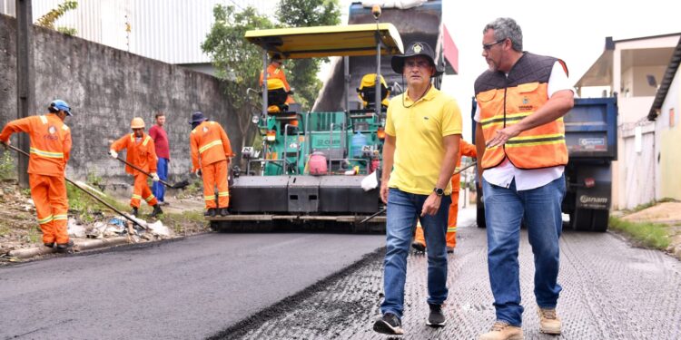 Prefeito fiscalizou os serviços em duas frentes de trabalho. Foto: Dheyzo Lemos / Semcom