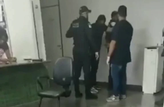 Homem estava alterado e polícia teve que intervir. Foto: Reprodução