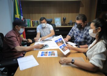 O governador Wilson Lima assinou, nesta sexta-feira (04/02), convênio com o prefeito de Uarini, Antônio Uchoa de Brito. Foto: Diego Peres/Secom